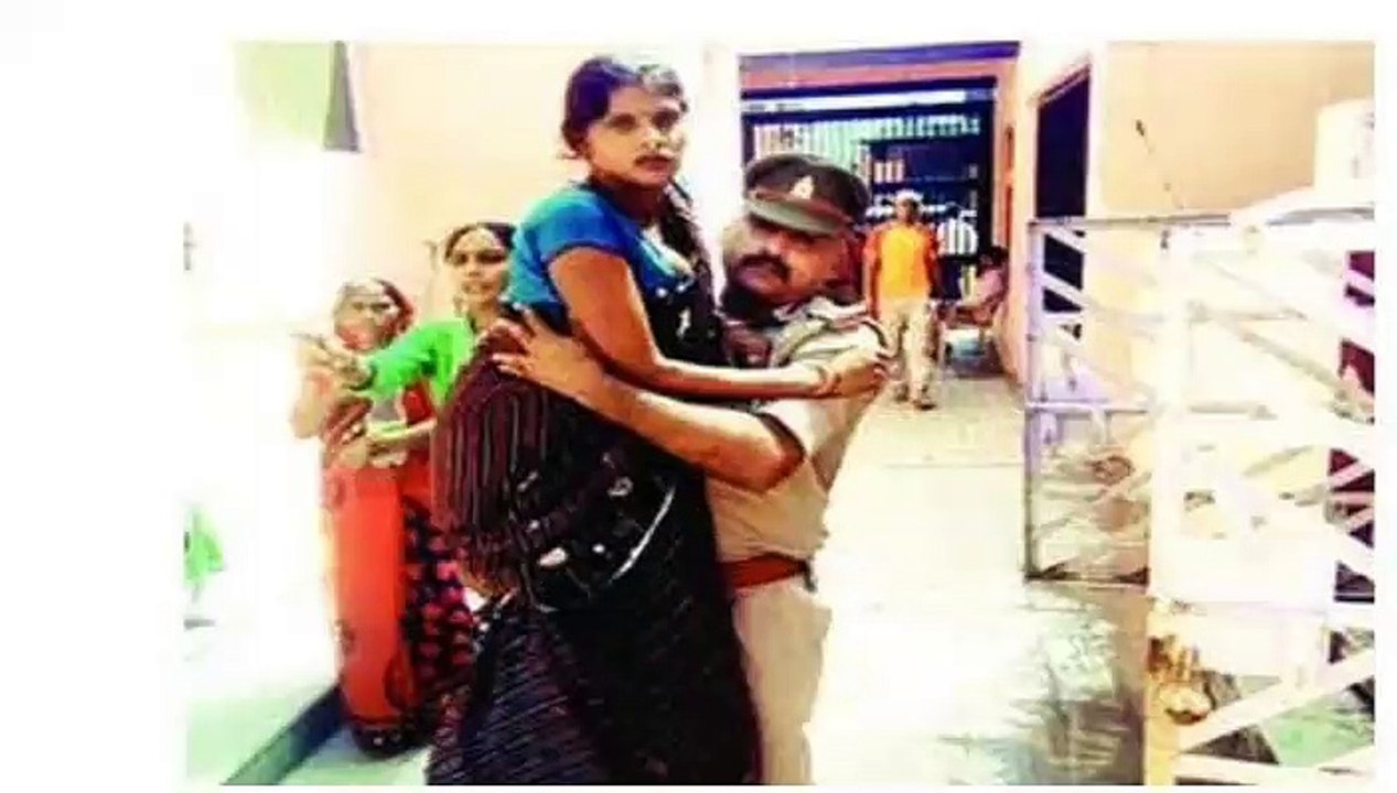 கர்ப்பிணி பெண்ணை 100  மீட்டர்  தோளில் சுமந்து சென்ற போலீஸ் - அப்போது  என்ன நடந்தது  தெரியுமா?