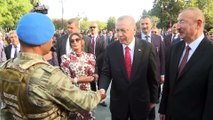 Türkiye Cumhurbaşkanı Erdoğan'ın Azerbaycan ziyareti - Azerbaycanlı vatandaşlarla selamlaşma - BAKÜ