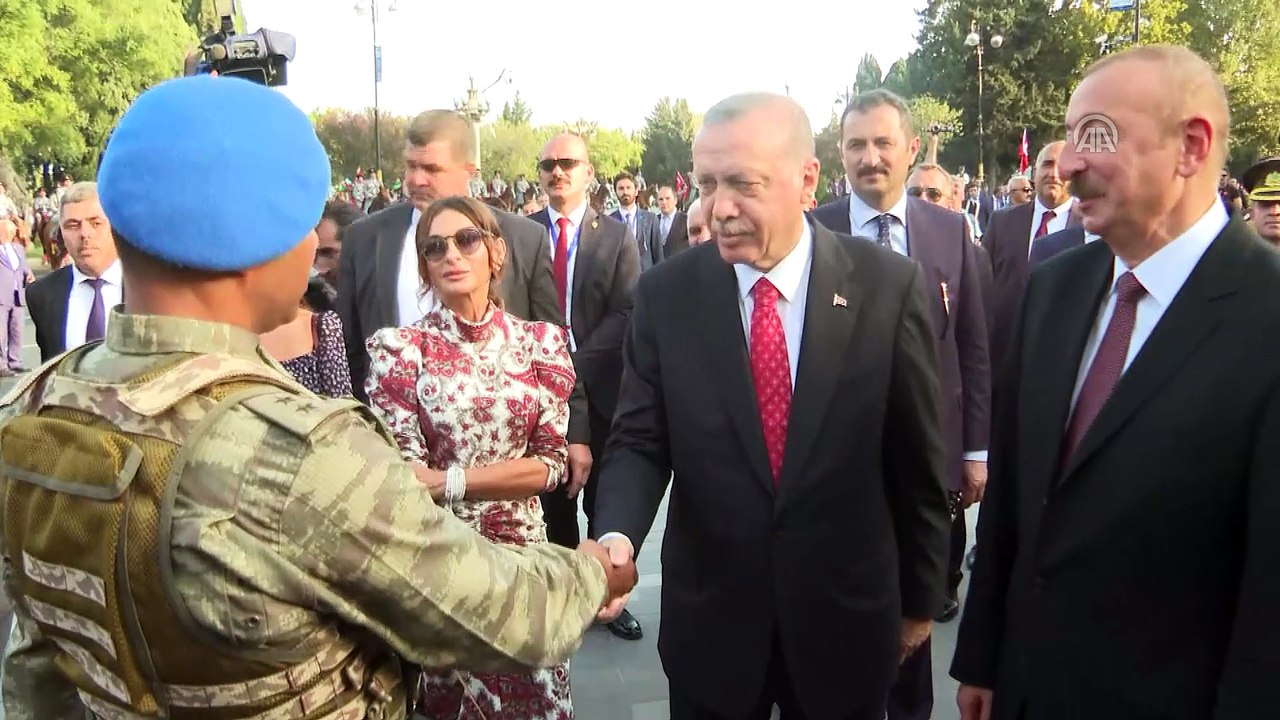 Türkiye Cumhurbaşkanı Erdoğan'ın Azerbaycan ziyareti - Azerbaycanlı vatandaşlarla selamlaşma - BAKÜ