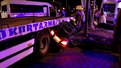 Minibüs, çekici ve engelli aracı çarpıştı; 8 yaralı