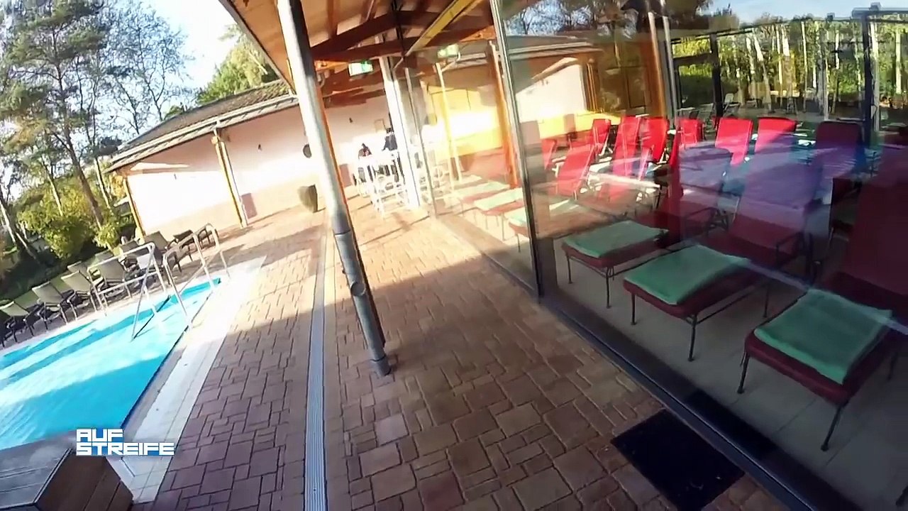 Rollstuhlfahrerin in der Sauna überfallen: Warum klauen sie den Schlüssel? | Auf Streife | SAT. 1 TV