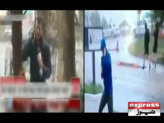 ایکٹنگ کرنے والے رپورٹر کے پیچھے افراد کی چہل قدمی نے سارا بھانڈا پھوڑ دیا