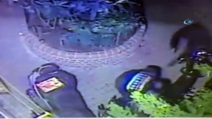 Şişli'de motosikleti çalabilmek için yerlere yatan hırsızlar kamerada