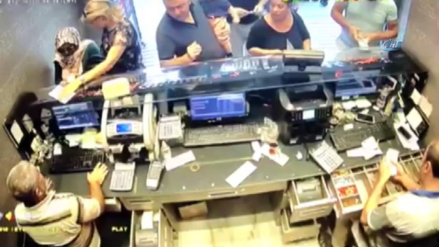 Şişli’de döviz bürosunda silahlı soygun kamerada
