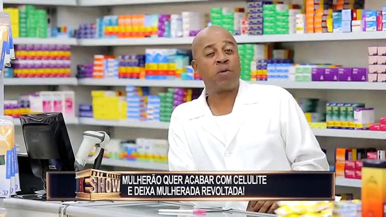 Bonitona mostra demais ao procurar o celular e deixa a mulherada cuspindo fogo