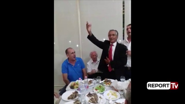 Tërmet Peçi ia merr këngës labe me Golikun, i thurin lavde Enver Hoxhës: O kapedan!