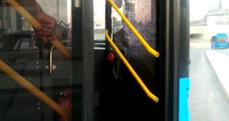 İstanbul'da Akbil Kartı Geri Gelmeyen Öfkeli Adam, Otobüsün Camlarını Kırdı