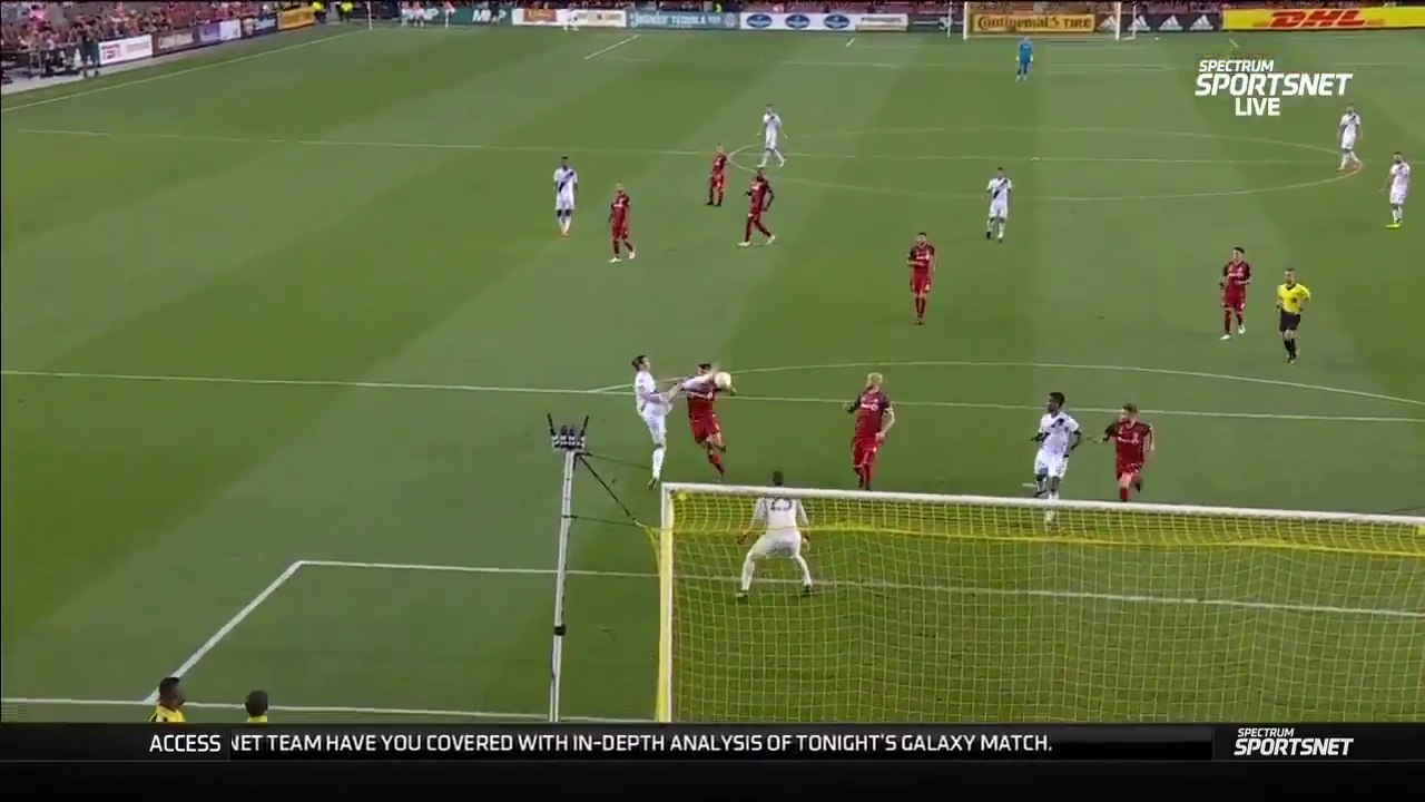 Le but du karatéka Zlatan Ibrahimovic en high kick 180° pour son 500 ème but en carrière