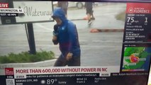 Ce reporter météo fait croire à la violence de l'ouragan mais ne voit pas deux passants derrière lui