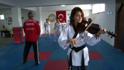 Baba-kız hem minderde hem sahnede birlikteler