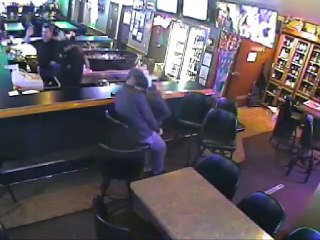 En plein braquage dans un bar, ce couple ne se rend compte de rien