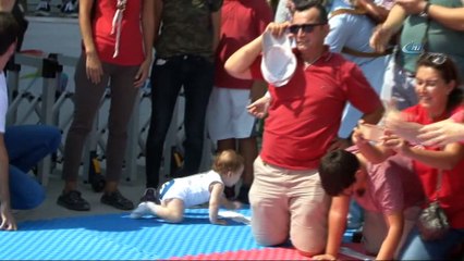 Emekleme Olimpiyatı'nda bebekler birinci olmak için yarıştı