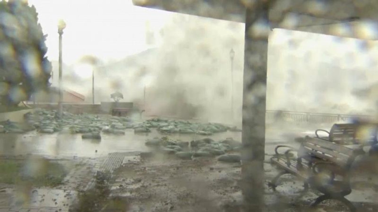 Strong winds and heavy rains lash Hong Kong as Typhoon Mangkhut nears