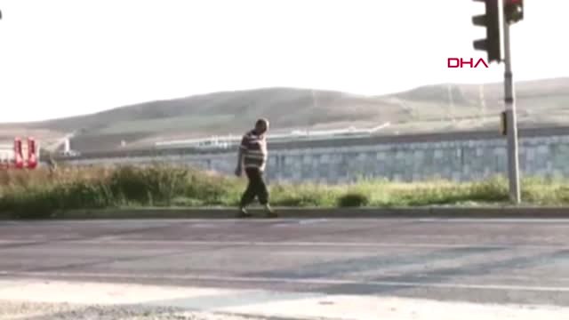 İstanbul Kırmızı Işıkta Topalladı, Yeşil Işıkta Topladığı Paraları Saydı