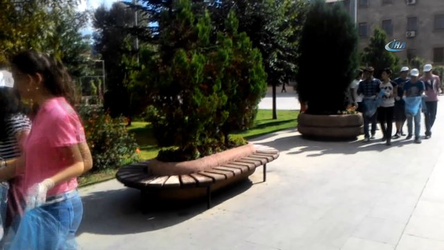 Gönüllü temizlik elçileri belediye işçisine destek oldu