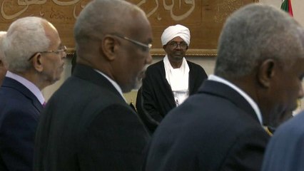 الحكومة السودانية الجديدة تؤدي القسم والبشير يحتفظ بحقيبة المالية