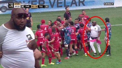 Un supporteur parisien entre sur le terrain pour prendre part à une bagarre