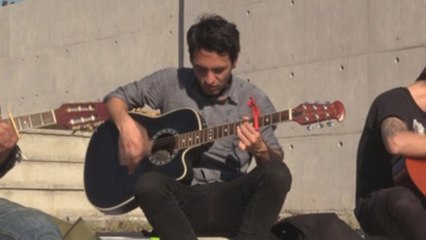 Mil guitarras recuerdan en Chile a cantautor Víctor Jara