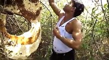 Un homme se couvre le corps de millier d'abeilles