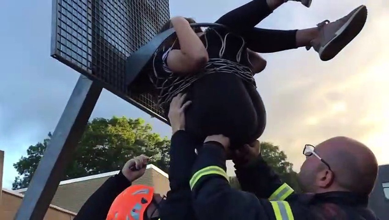 Les pompiers trouvent une fille coincée dans un panier de basket