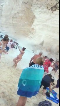 Une partie de la falaise s'effondre sur la plage au navire échoué en Grèce