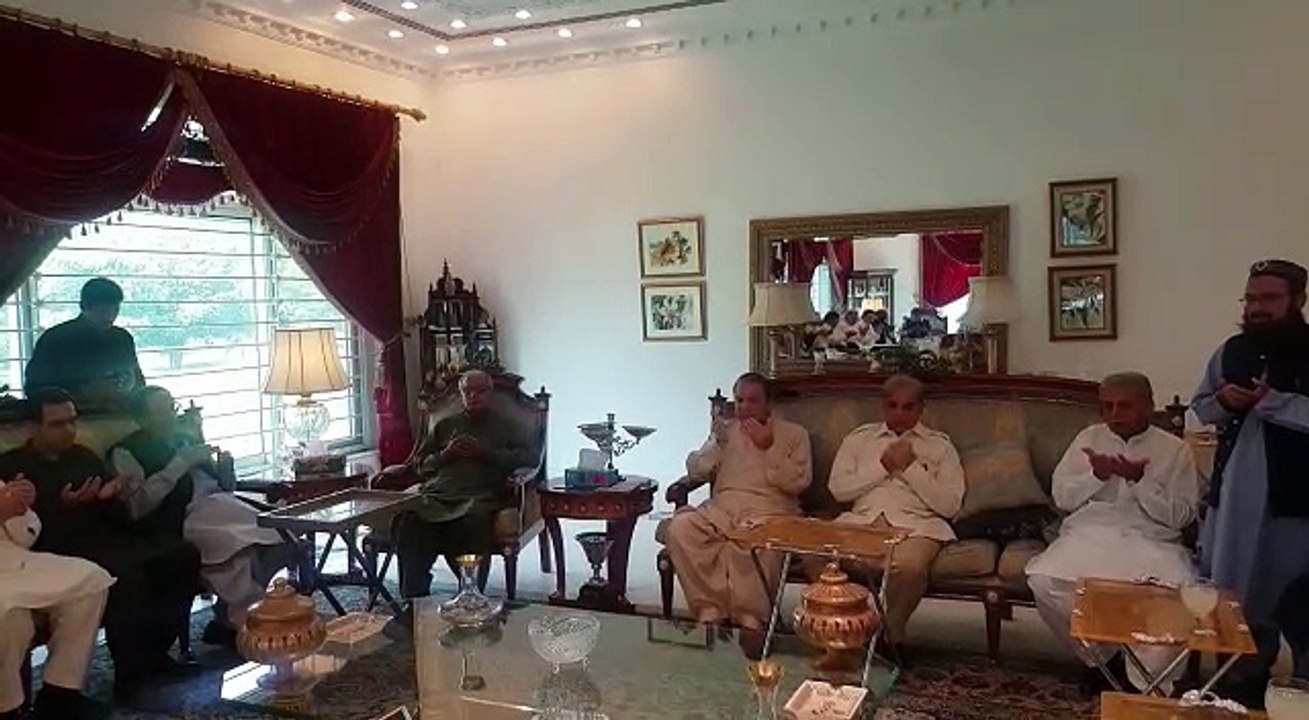 Chaudhrys of Gujrat show a big heart reach Jati Umra to condole with Sharifs over Kulsoom's death