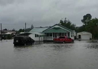 下载视频: South Carolina Town's Streets Flooded