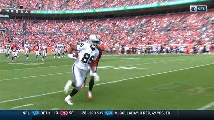 Carr finds wide open Amari Cooper on 30-yard completion