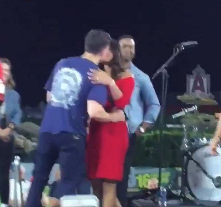 కాబోయే భర్తతో ప్రియాంక చోప్రా ఫస్ట్ పబ్లిక్ కిస్... (వైరల్ వీడియో)