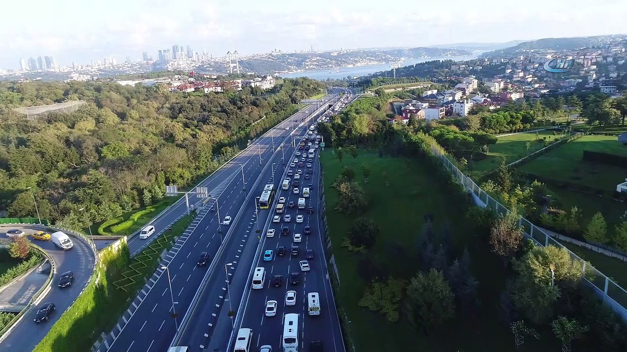 İstanbul'da okulların açıldığı ilk gün oluşan trafik havadan görüntülendi