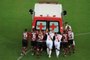 Quand les joueurs de Flamengo et Vasco de Gama poussent une ambulance, tombée en panne