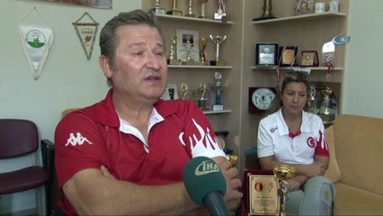 Tekerlekli sandalyede harmandalı izleyenleri şaşırttı. Bir haftada 2 milyon izlendiler...