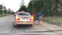 Un chauffeur de taxi jette un client hors de sa voiture