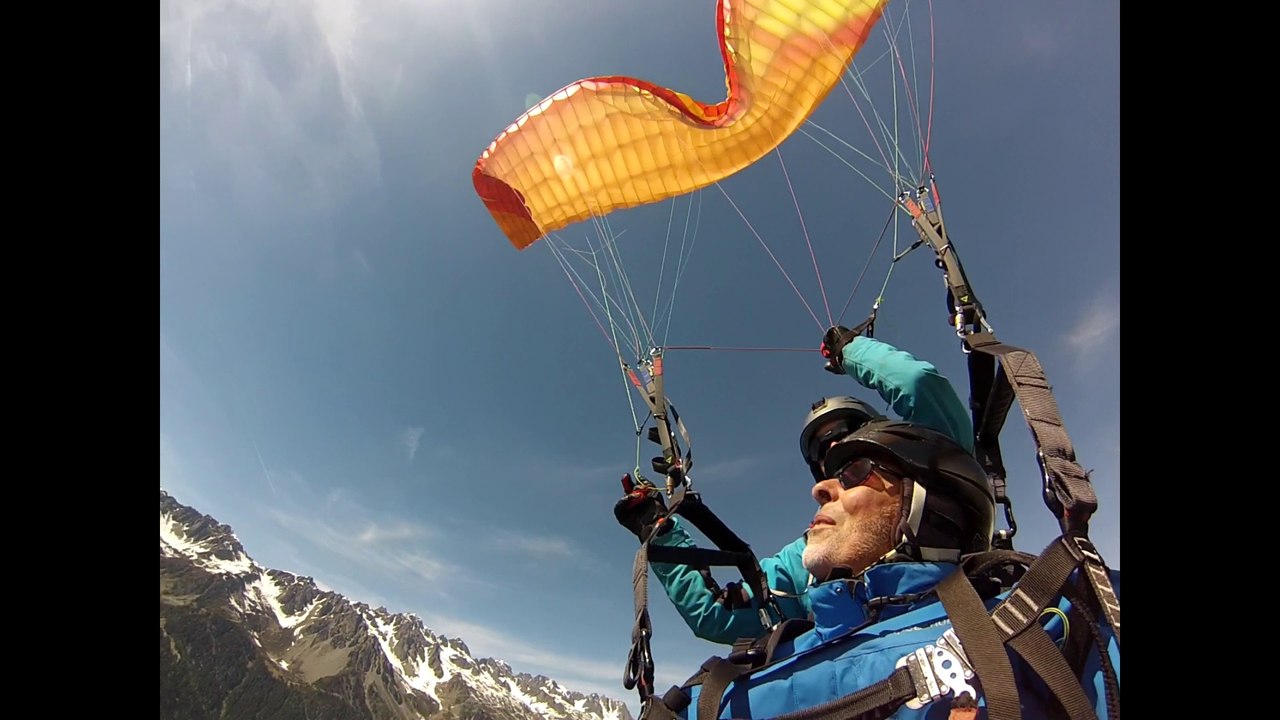 Vol biplace à Chamonix par Adrien, extrait descente rapide en technique “bouche de vieille”.