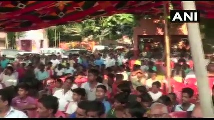 எம்பியின் காலை கழுவி நீரை குடித்த பாஜக தொண்டர்-வீடியோ