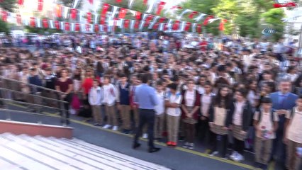 Şehit Ömer Halisdemir'in yeğenleri ilk gün okula makam arabasıyla gitti