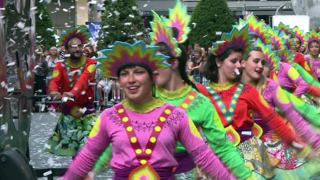 Lyon: défilé pour la paix à la biennale de la danse