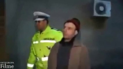 Betrunkener Fahrer Gesang zu einem Polizisten