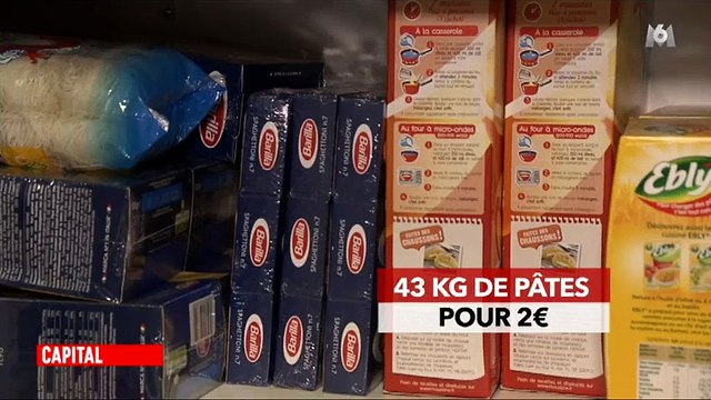 Fous de promotions, une famille achète en quantités énormes à des prix dérisoires