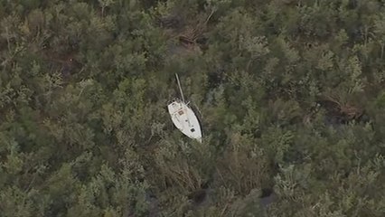 Des habitations à terre et des bateaux dans la nature... le passage de Florence a été violent