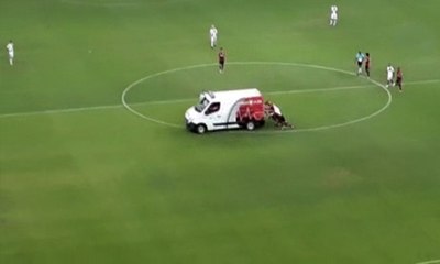 Sahada bozulan ambulansı futbolcular itti