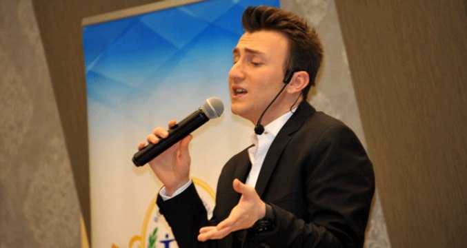 Ünlü Sanatçıların Sesini Taklit Eden Sefa Doğanay, Yeni Videosuyla Yine Gündem Oldu