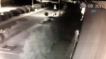 Kendisine çarpıp kaçan aracı bulamadı, ona benzeyen arabaları ateşe verdi...O anlar kamerada