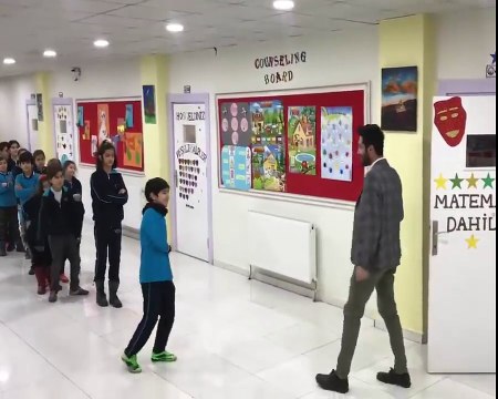 Her Öğrencisiyle Tek Tek Selamlaşan Koca Yürekli Öğretmen