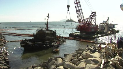 좌초된 예인선 기름 유출 '늦장 대처'...어민 '분통' / YTN