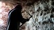 سكان إدلب يحفرون ملاجىء تحت الارض استعدادا لهجوم محتمل