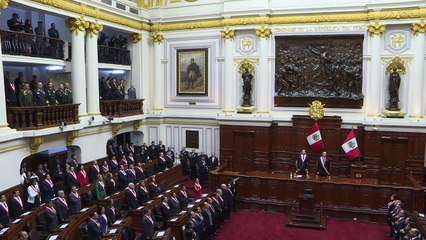 Presidente peruano amenaza disolver el Congreso si frena reforma