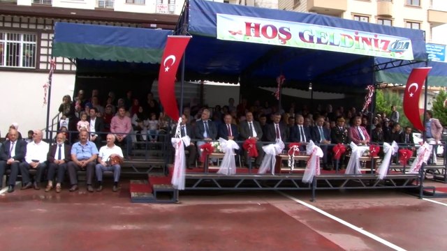 İstiklal Marşı okunurken asker selamı veren çocuğun hayali asker olmak