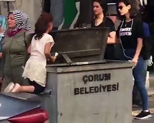 Çöpten birşeyler alamaya çalışan kıza yardım eden güzel insan