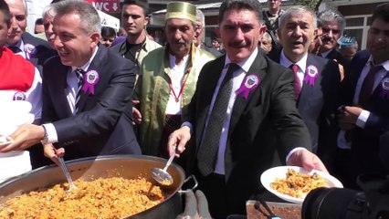 Ağrı’da ‘Ahilik Haftası’nda vatandaşlara ahi pilavı ve helva ikram edildi